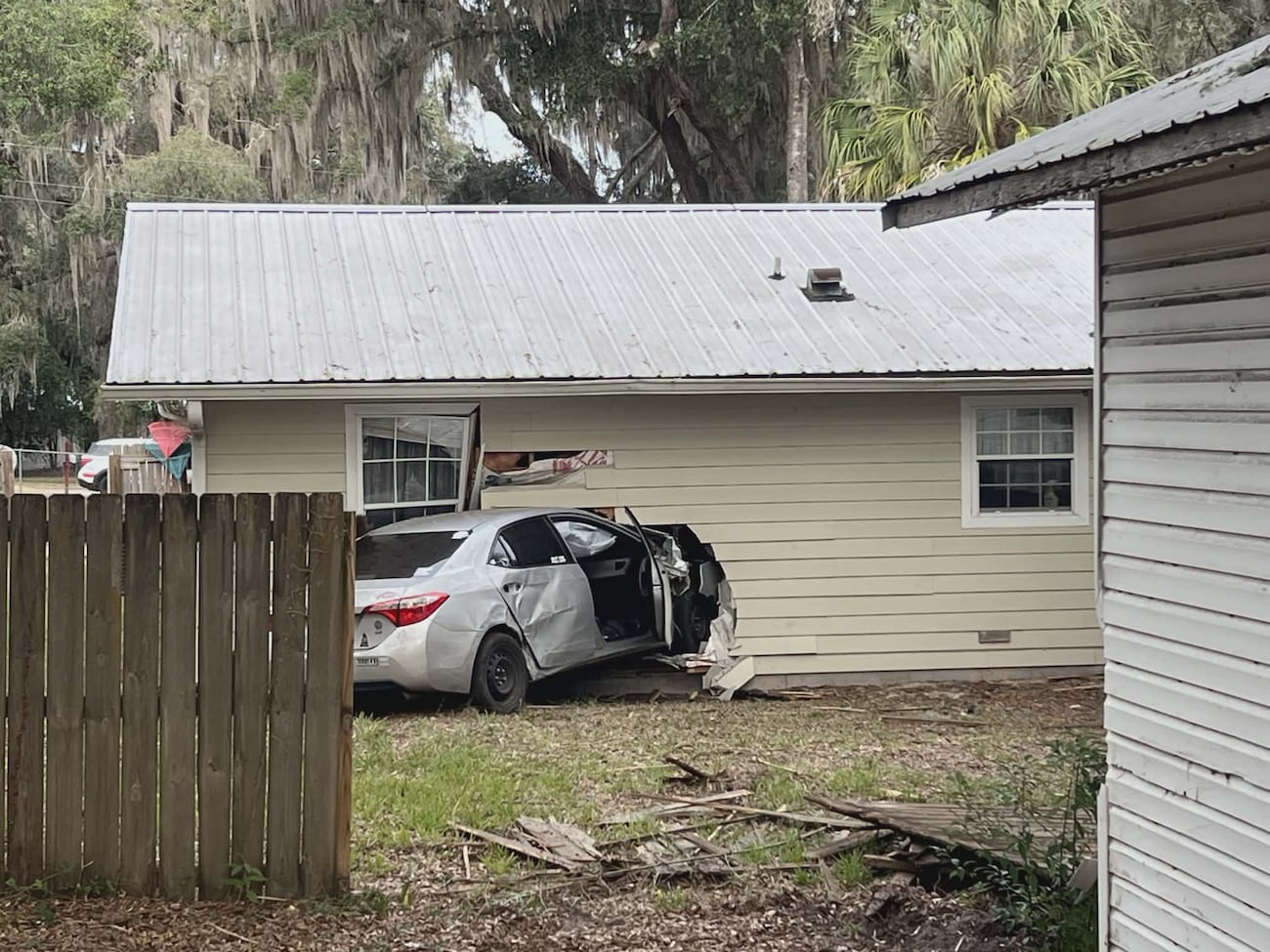 1 hurt after car crashes into house in Keystone Heights